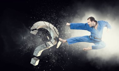 Karate adam içinde hareket. Karışık teknik