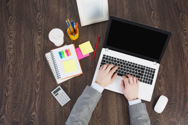 Ofis işyeri ofis, banka donatımı ve dizüstü bilgisayar ile