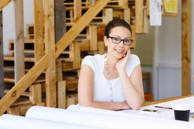 Genç kadın mimar ofis