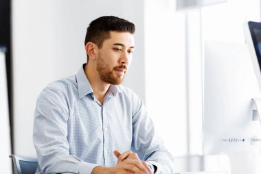 Masa başında oturan erkek ofis çalışanı