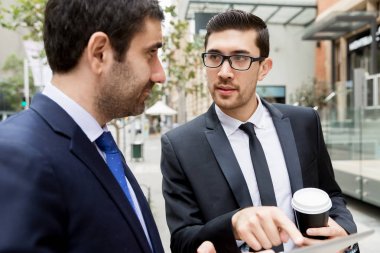 Açık havada konuşurken iki iş adamları