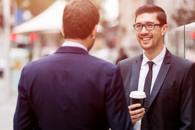 Açık havada konuşurken iki iş adamları