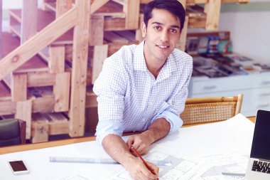 Genç adam mimar ofis
