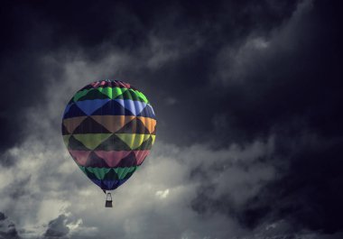 Aerostat bulutların üzerinde uçuyor. Karışık teknik