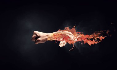 Renkli sıçrama ile yumruk