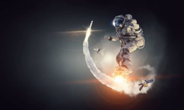 Yönetim Kurulu uçan üzerinde uzay adamı. Karışık teknik