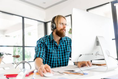 Genç adam ofiste çalışıyor.