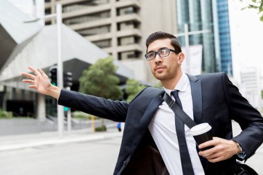 Genç İşadamları için bir taksi yağıyor