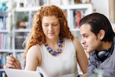 İki genç insan Office