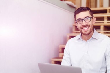 Office merdivenlerde oturan genç adam portresi