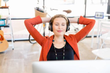 Kulaklıklar ile ofiste genç kadın