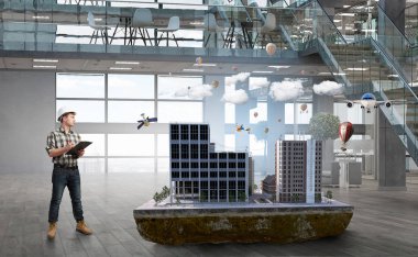 Genç bir mühendis adam. Karışık teknik