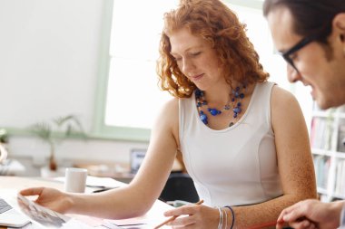 Ofisteki iki genç mimar