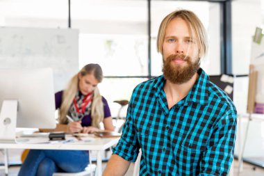 Genç adam ofiste çalışıyor.