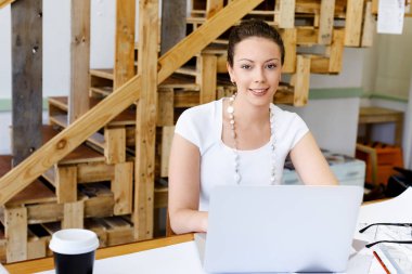 Görevdeki genç bayan.