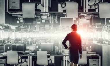 Boş ofiste iş kadını. Karışık teknik