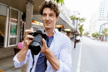 Erkek fotoğrafçı alarak resim