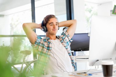 Genç adam ofiste çalışıyor.