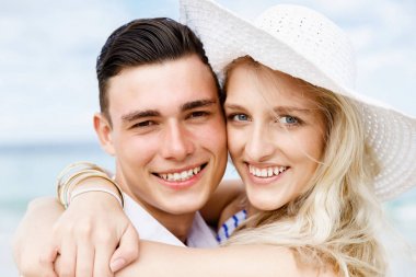 Sahilde oturup romantik genç Çift