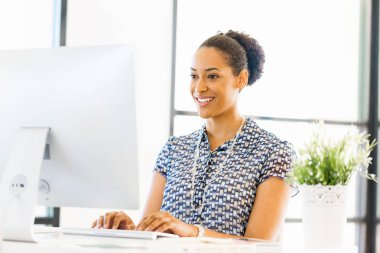 Afro-Amerikan ofis çalışanı iş içinde oturan gülümseyen portresi