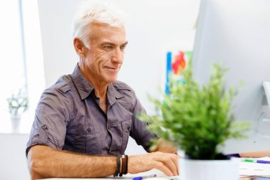 ofis yakışıklı işadamı