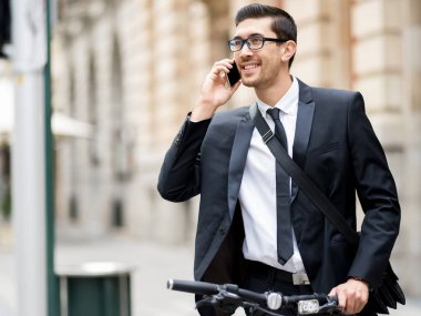 Bisikletli genç işadamları