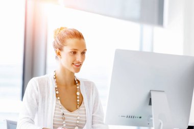 Çekici ofis çalışanı masada oturuyor.