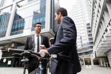 Bisikletli genç işadamları