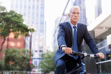 Başarılı bir iş adamı binicilik bisiklet