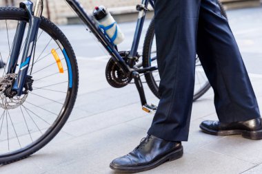 Başarılı bir iş adamı binicilik bisiklet