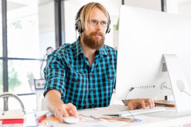 Genç adam ofiste çalışıyor.