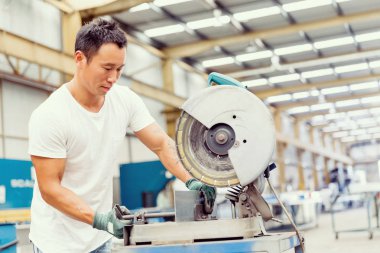 Asya işçi fabrikada üretim tesisi