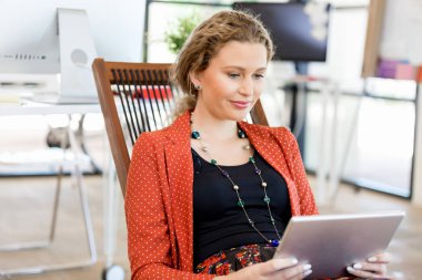 Görevdeki genç bayan.