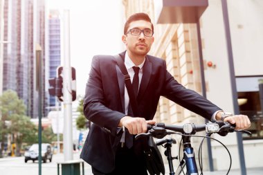 Bisikletli genç işadamları