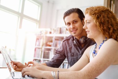 İki genç insan Office