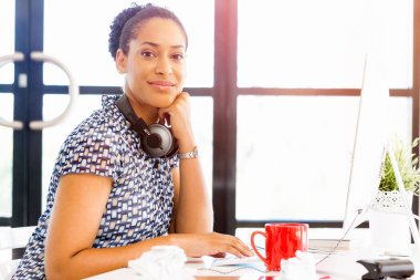 Afro-Amerikan ofis çalışanı iş içinde gülümseyen portresi