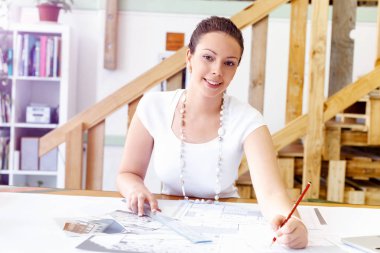 Genç kadın mimar ofis