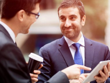 Açık havada konuşurken iki iş adamları