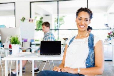 Afro-Amerikan ofis çalışanı iş içinde onun meslektaşları ile gülümseyen portresi