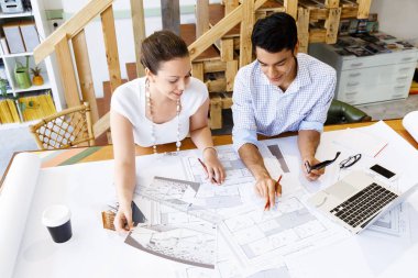 Ofisteki iki genç mimar