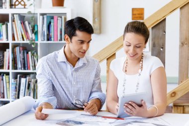 Ofisteki iki genç mimar