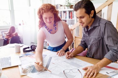 Ofisteki iki genç mimar