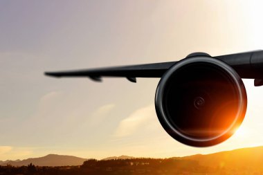 Gökyüzünde uçak silueti. Karışık teknik