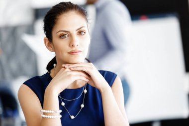 Çekici ofis çalışanı masada oturuyor.