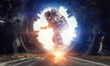 Yönetim Kurulu uçan üzerinde uzay adamı. Karışık teknik