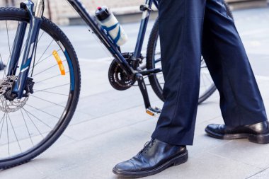 Başarılı bir iş adamı binicilik bisiklet