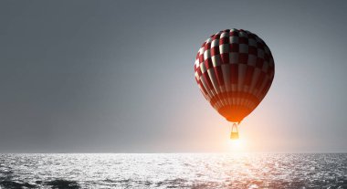 Aerostat gün gökyüzünde yüzen. Karışık teknik