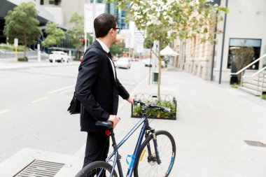 Bisikletli genç işadamları