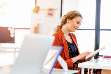 Görevdeki genç bayan.