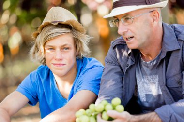 Baba ve oğul bağ içinde
